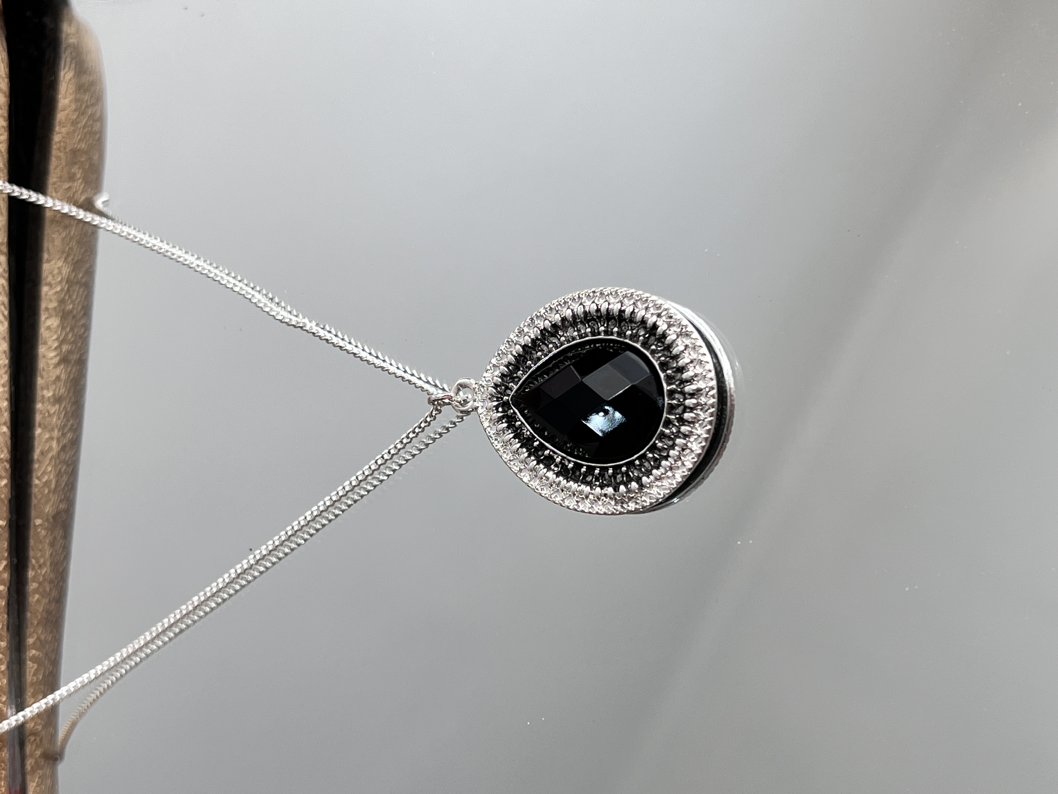 گردنبند اویز اشک نگین مشکی 🖤➕✨➕🤍 بازنگری اضافه ۶۸cm