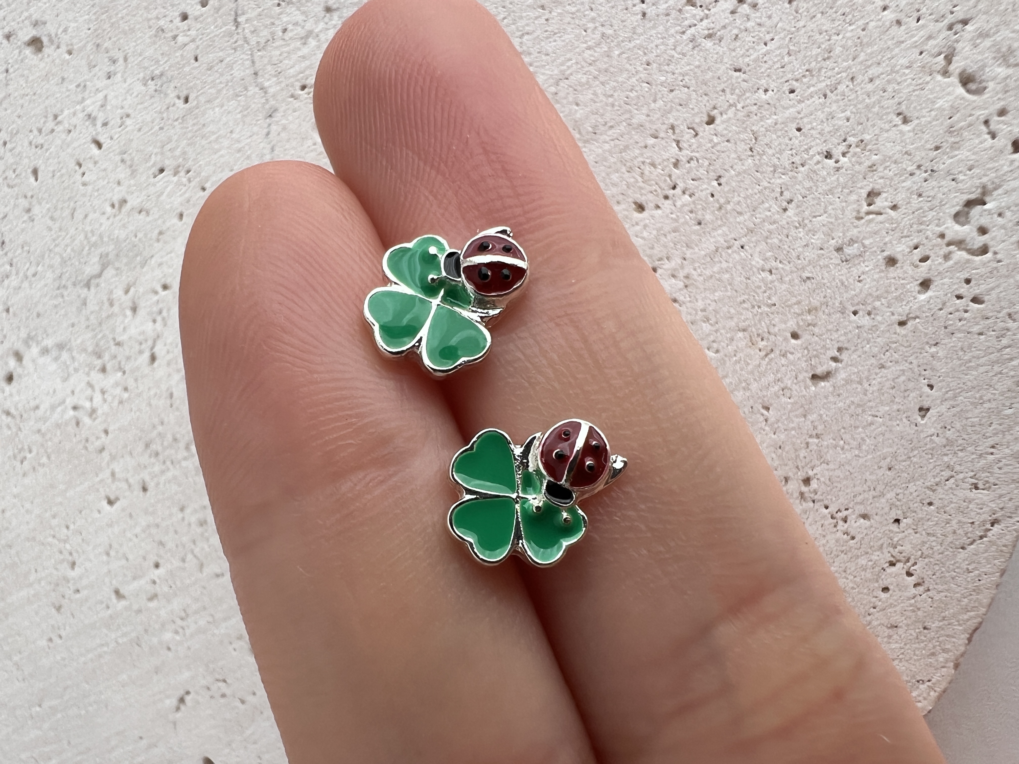 گوشواره میخی میناکاری‌ شبدر و کفشدوزک‌🐞➕🍀➕✨
